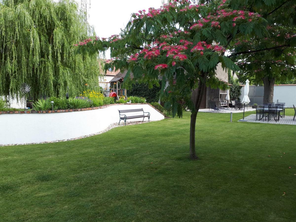 Pension Joseph Haydn Podersdorf am See Buitenkant foto